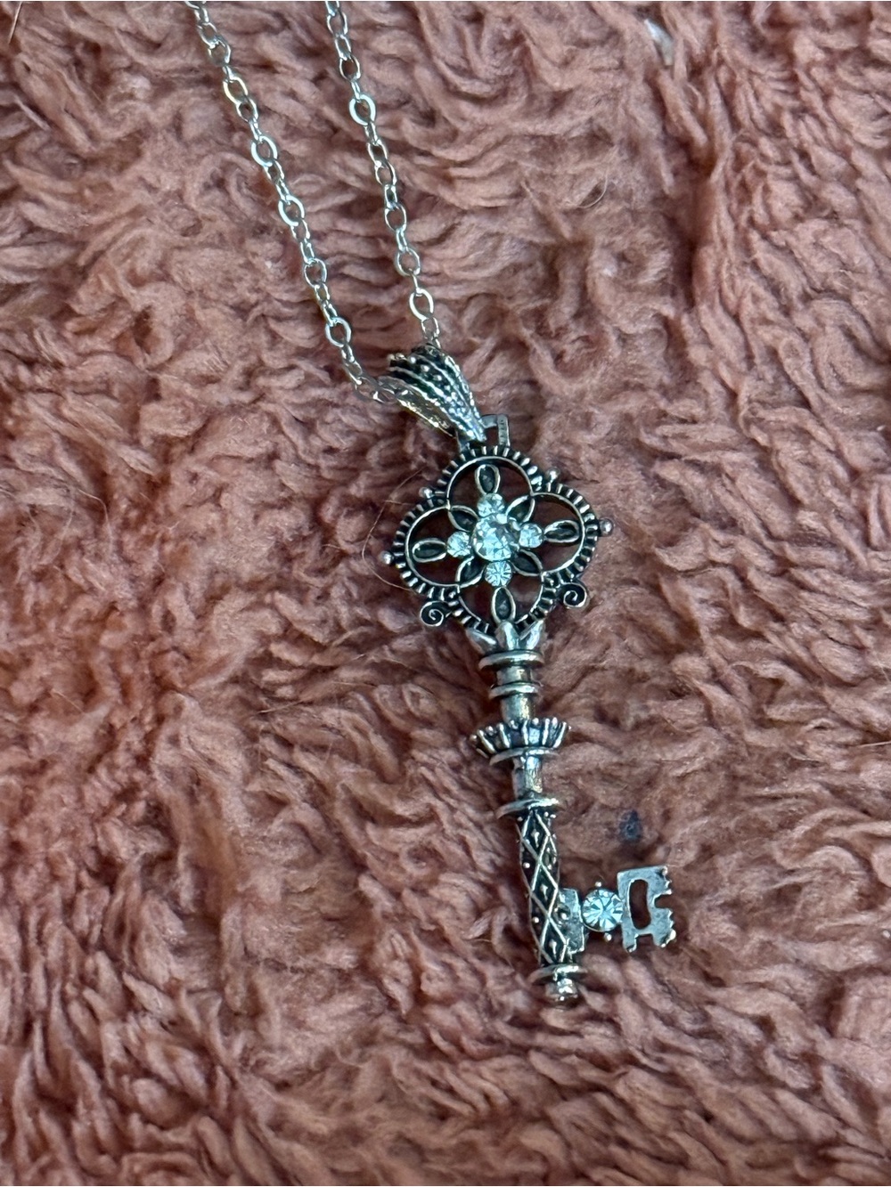 Antique-Style Silver Key Pendant Necklace - Silver